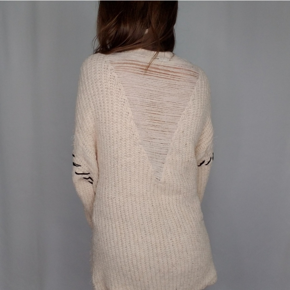 Distressed turtleneck sweater - Picture 5 of 7